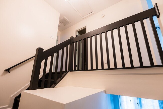 Building Photo - Beautifully updated 2-bedroom 2-bathroom + LOFT/OFFICE townhome in NW Greensboro.