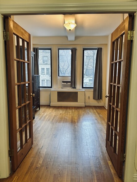 Building Photo - 118 W 72nd St