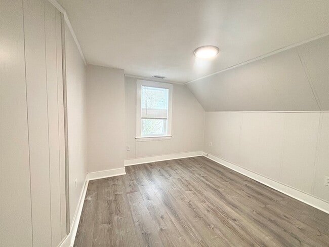 Building Photo - 11 Byron St