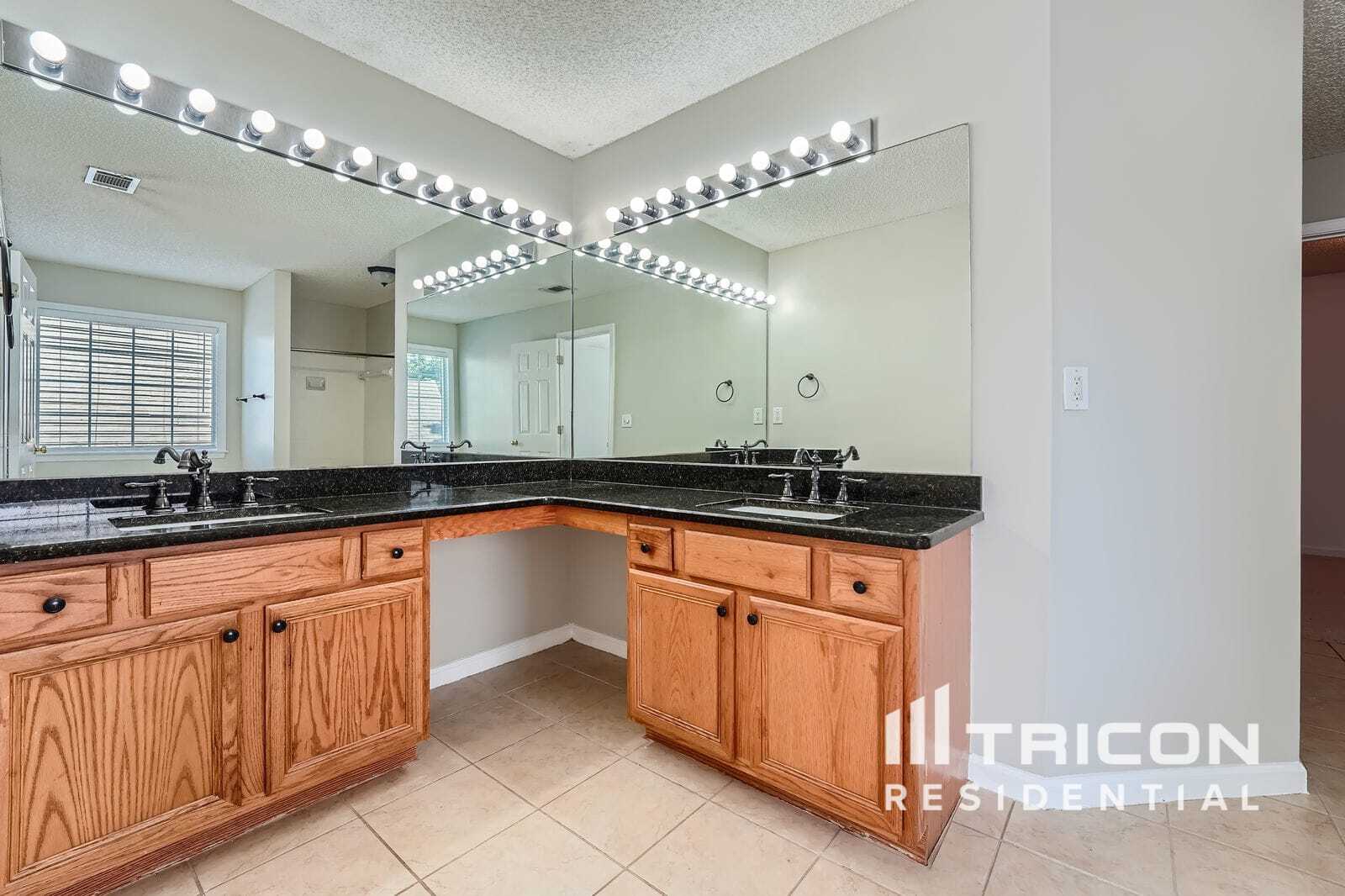 Building Photo - 570 Lullingstone Dr SE