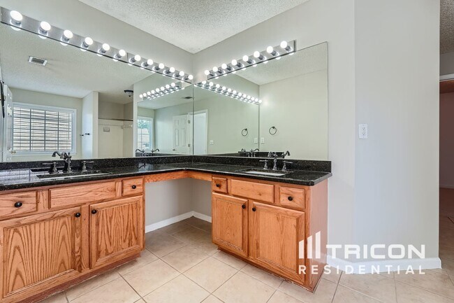 Building Photo - 570 Lullingstone Dr SE