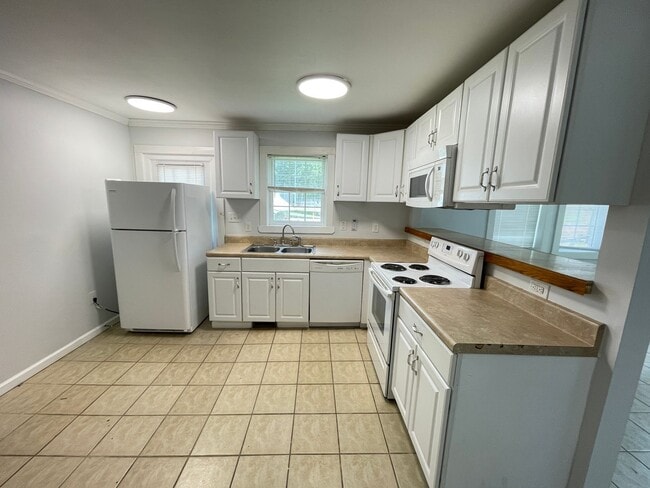 Building Photo - Nice 3br house w/ parking, central AC - wa...