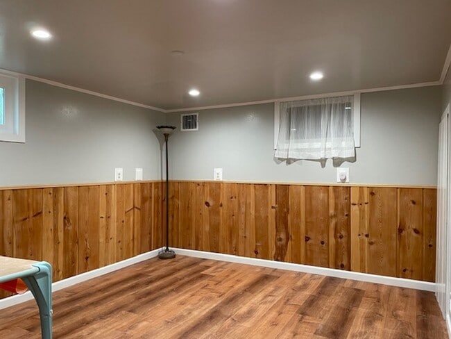 Building Photo - House For Lease