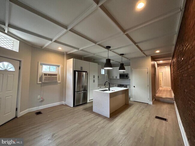 Building Photo - 900 N 29th St