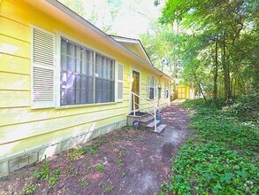 Building Photo - Welcome to this charming 3 bedroom, 2 bath...
