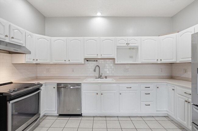 Building Photo - 156 N Broadway