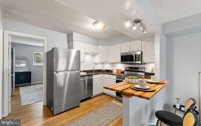 Building Photo - 122 N Bedford St