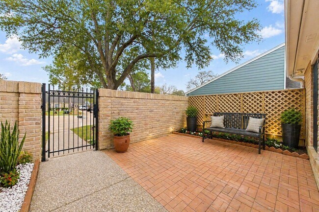 Building Photo - 20206 Lake Sherwood Dr