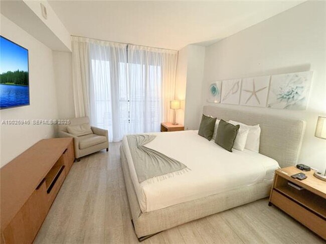 Building Photo - 2602 E Hallandale Beach Blvd