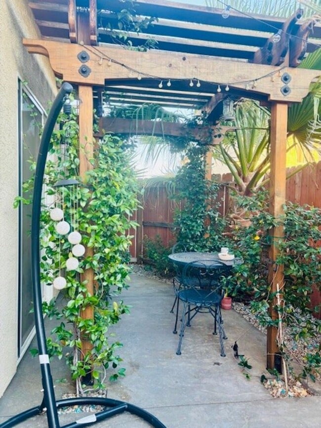 Building Photo - *MOVE IN SPECIAL ~ $500 OFF FIRST MONTHS R...