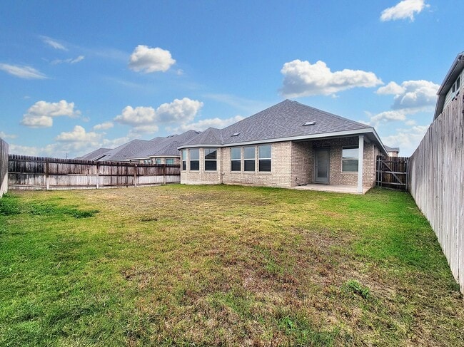 Building Photo - Beautiful Solar-Powered 4BR / 2BA Home – Big Backyard & Modern Kitchen