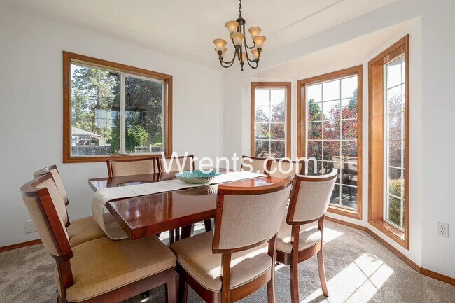 Building Photo - Beautiful 6 bed Highly Desirable Colbert Area!