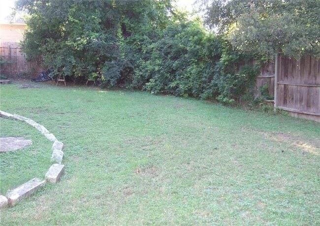 Building Photo - 2804 Westhill Dr