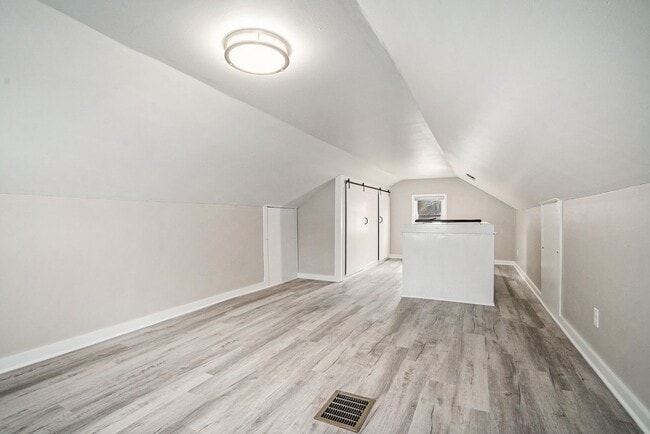 Building Photo - New Remodeled 3bed 1 bath home in Kalamazoo! Ask about our Deposit Free Leasing!!