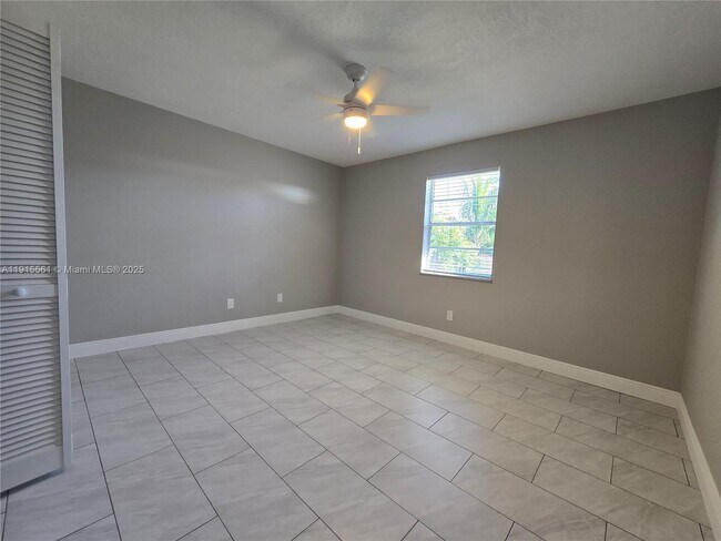 Building Photo - 3201 SE Hibiscus St