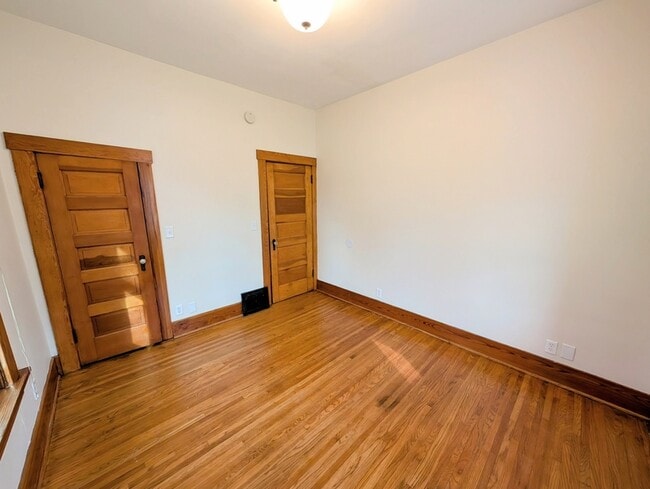 Building Photo - 1015 A Ave E