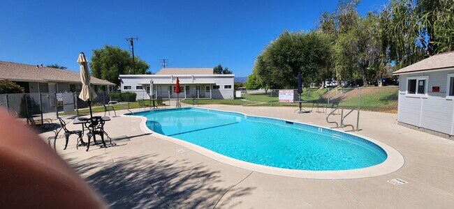 Building Photo - 150 E Lakeshore Dr