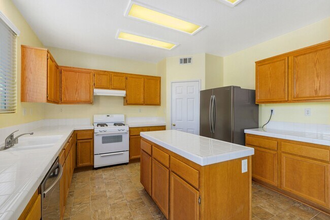 Building Photo - 46433 Vianne Ct