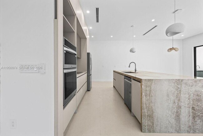 Building Photo - 1321 NE 13th Ave