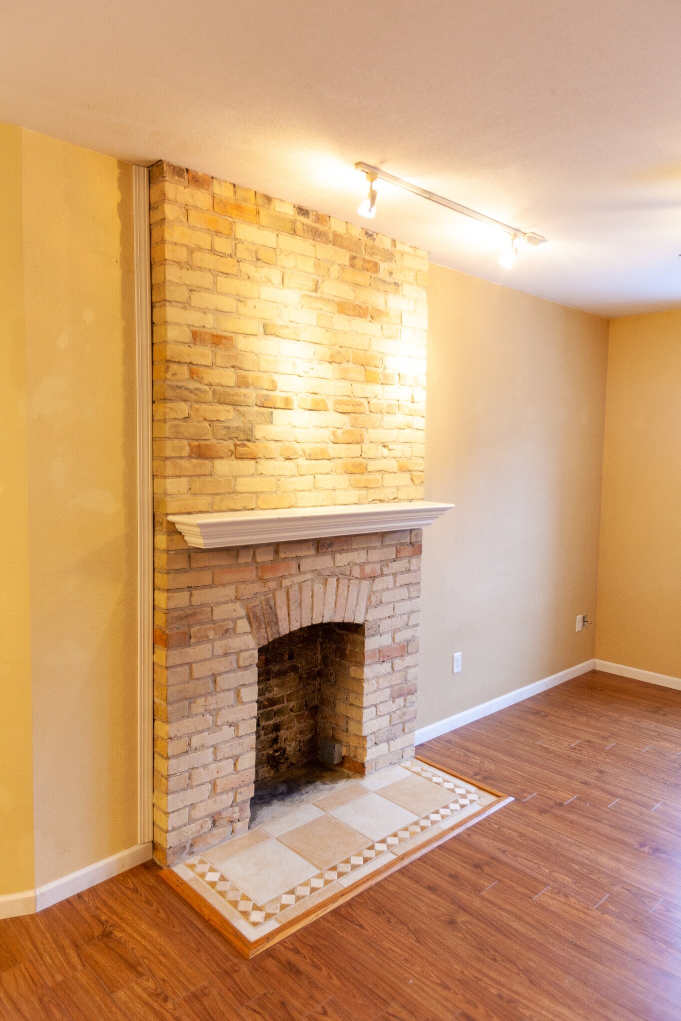 Building Photo - 711 E 2nd St