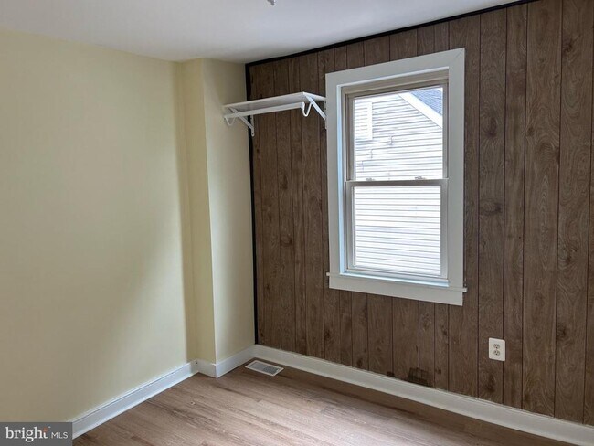 Building Photo - 19 E Millbrooke Ave