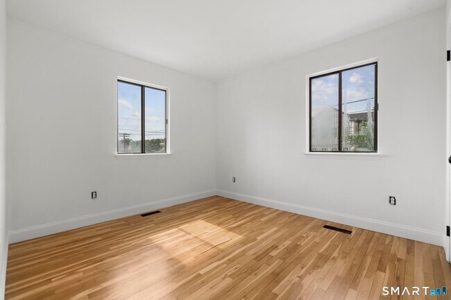 Building Photo - 6 Van Buskirk Ave