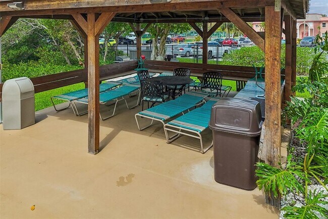 Building Photo - 7050 Sunset Dr S