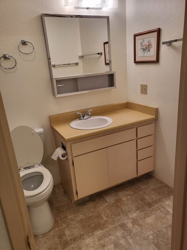 Building Photo - 2 bedroom 2 bath House for Rent in Cave Junction