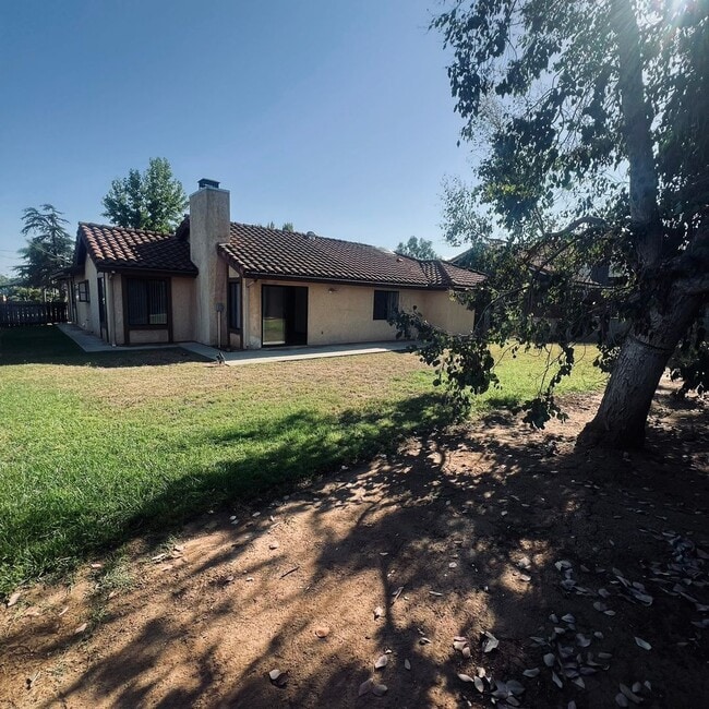 Building Photo - Single-level 4-Bedroom home on a large cor...