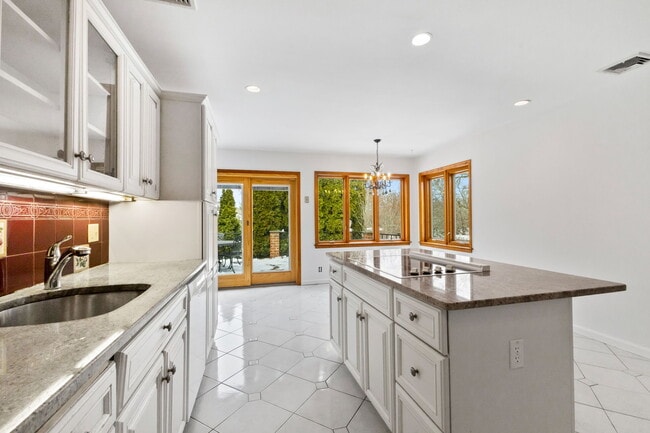 Building Photo - 115 Stonehedge Dr N