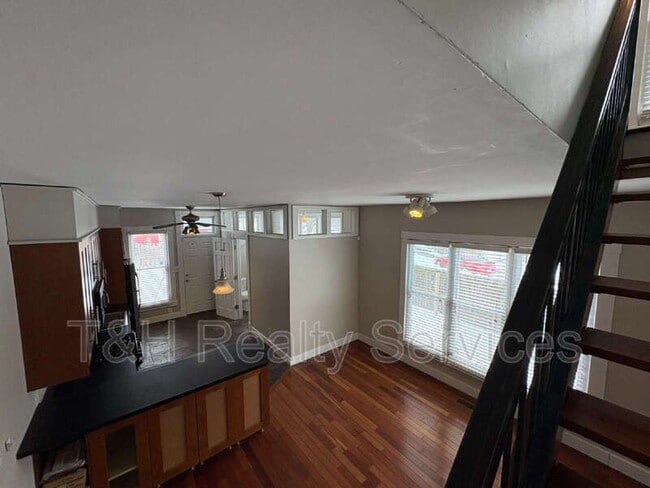 Building Photo - 1820 E 12th St