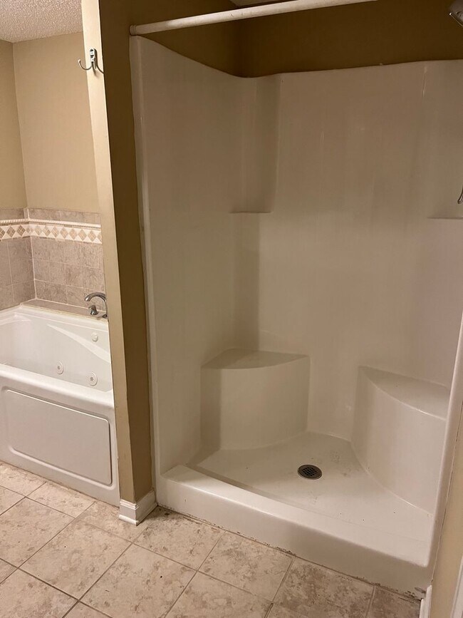 Building Photo - Spacious