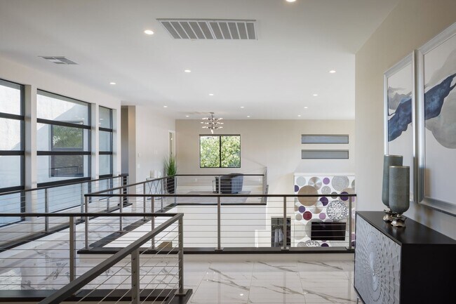 Building Photo - Exceptional 3-Bedroom Home in the Ridges