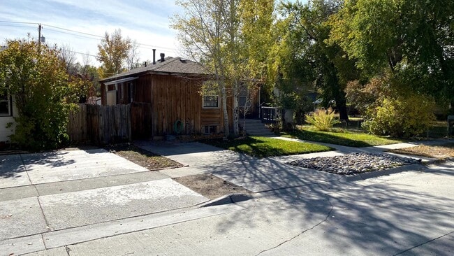 Building Photo - 4 Bedroom 1.5 Bath House with Washer and D...