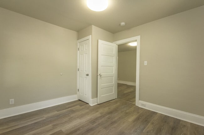 Building Photo - 2 Bedroom 1 Bath Fully Remodeled