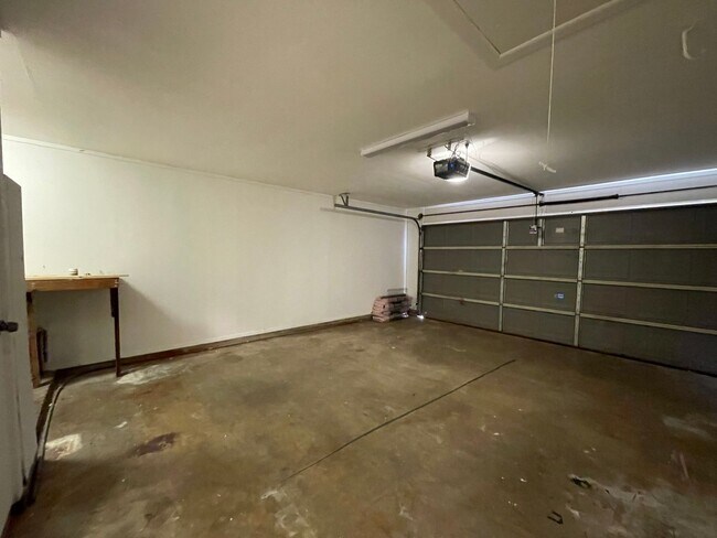 Building Photo - South Bossier Beauty! Hurry Before Its Gone!