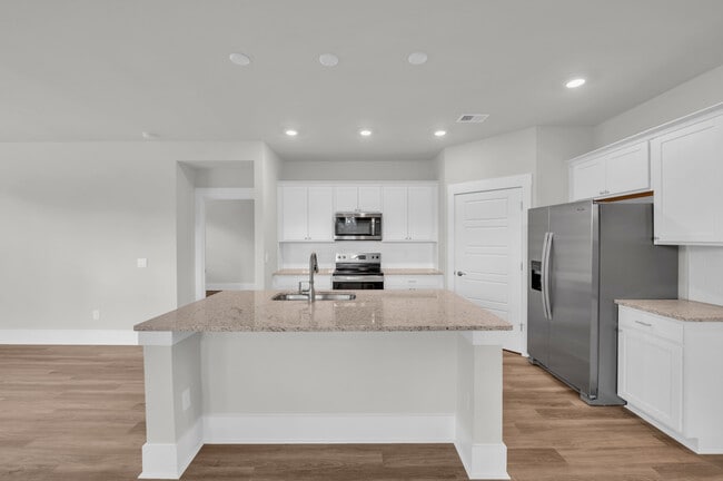 Building Photo - 514 Silky Oak Dr SE