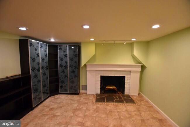 Building Photo - 10118 Cedar Ln