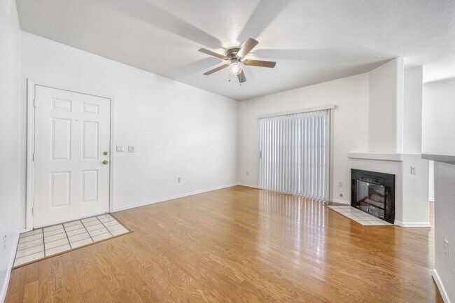 Building Photo - Adorable 1st Floor Condo In Gated Community!