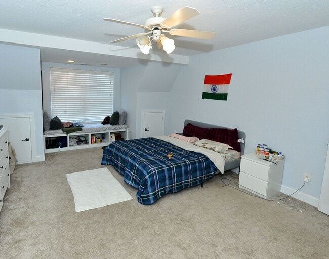 Building Photo - Beautiful Townhome/condo