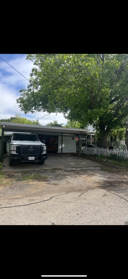 Building Photo - Charming 2 bed 2 bath 1 car garage AND 2 CAR CARPORT!!  Modern Farmhouse with Glassed in Sunroom!