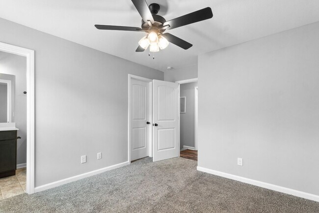 Building Photo - 2 Bedroom Pet Friendly Townhome For Rent N...