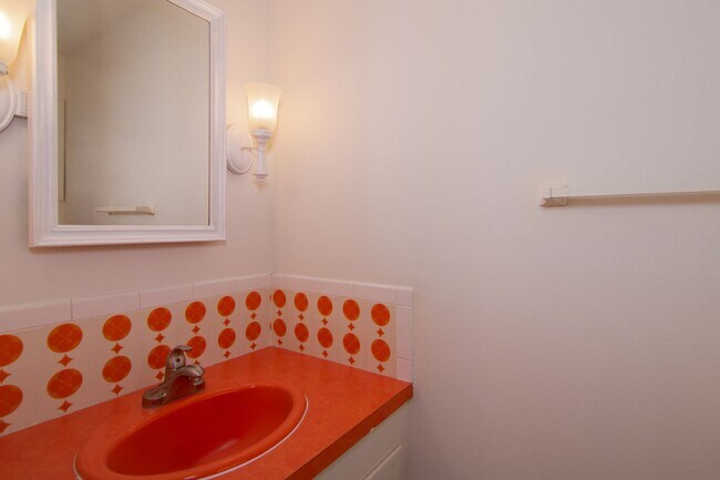 Building Photo - 3 Bed 1.5 Bath Home in Shadle neighborhood...