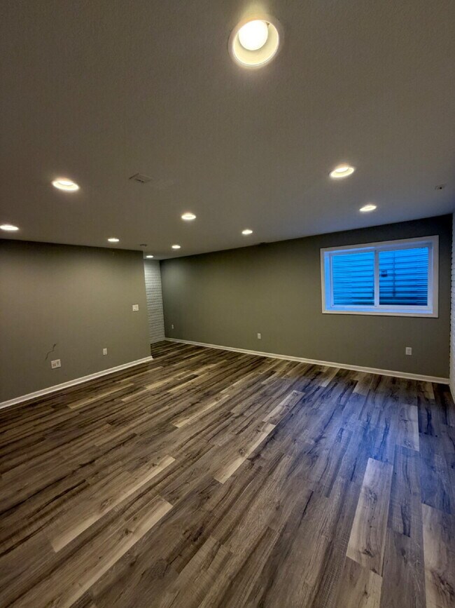 Building Photo - Charming 3-Bed 2.5-Bath Townhouse with Granite Finishes Near Jordan Creek Town Center