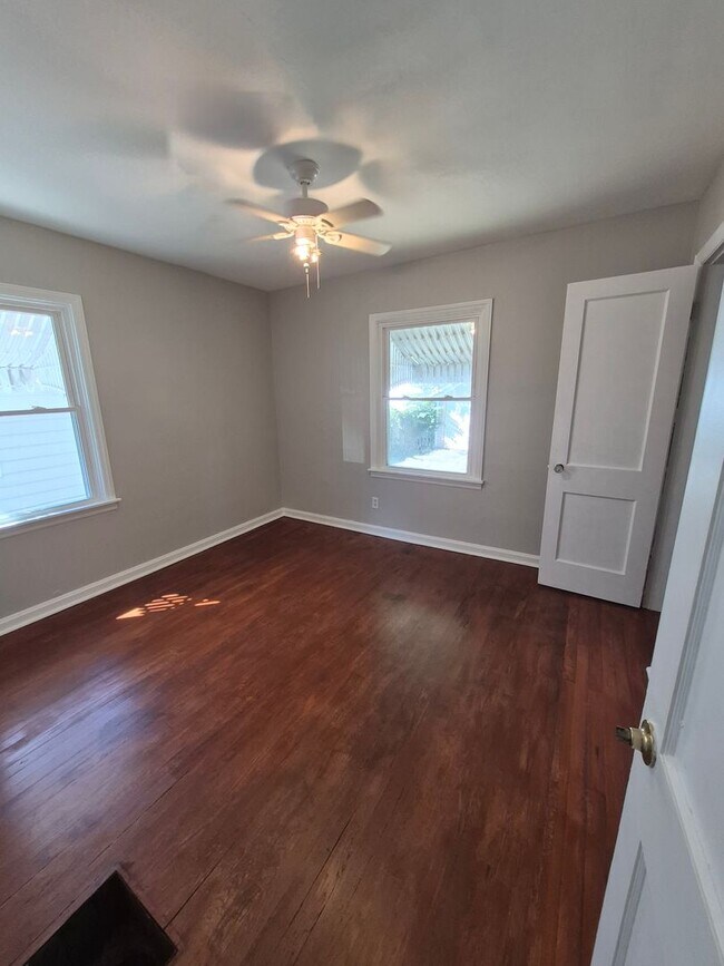 Building Photo - Fully remodeled!!