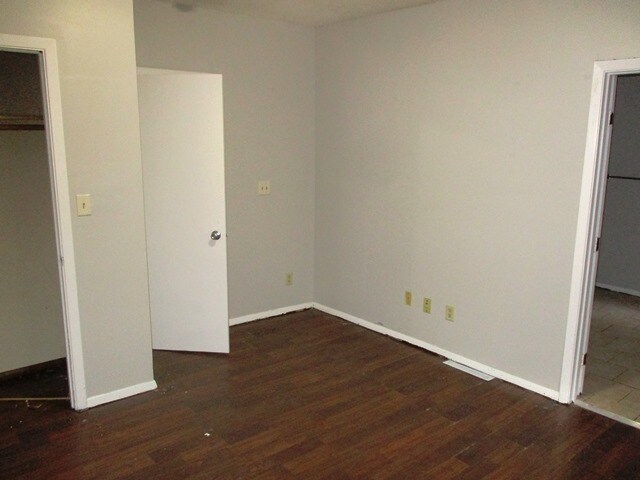 Building Photo - 706 W Mulberry St