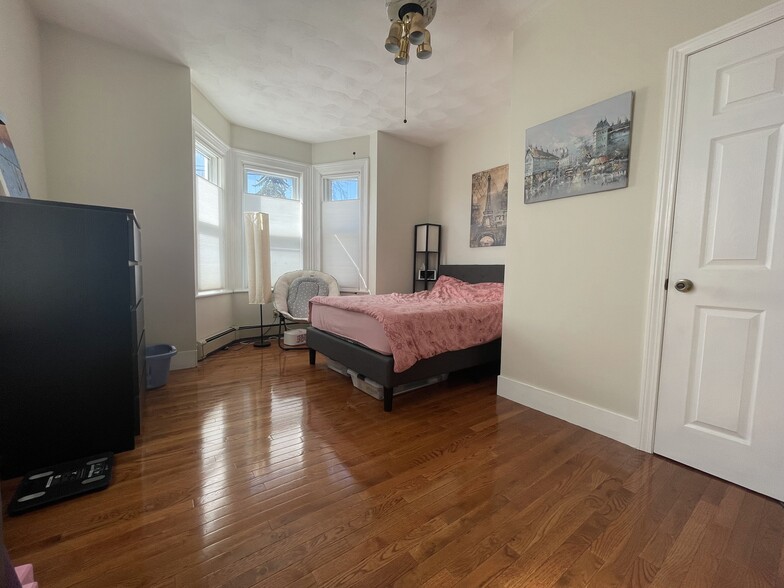 Bed 1a - 96 Wyman St