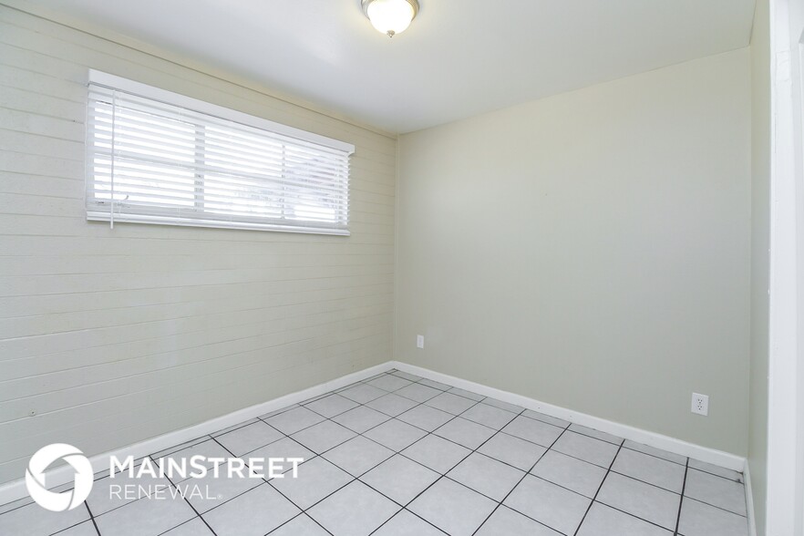 Building Photo - 3908 W Lewis Ave