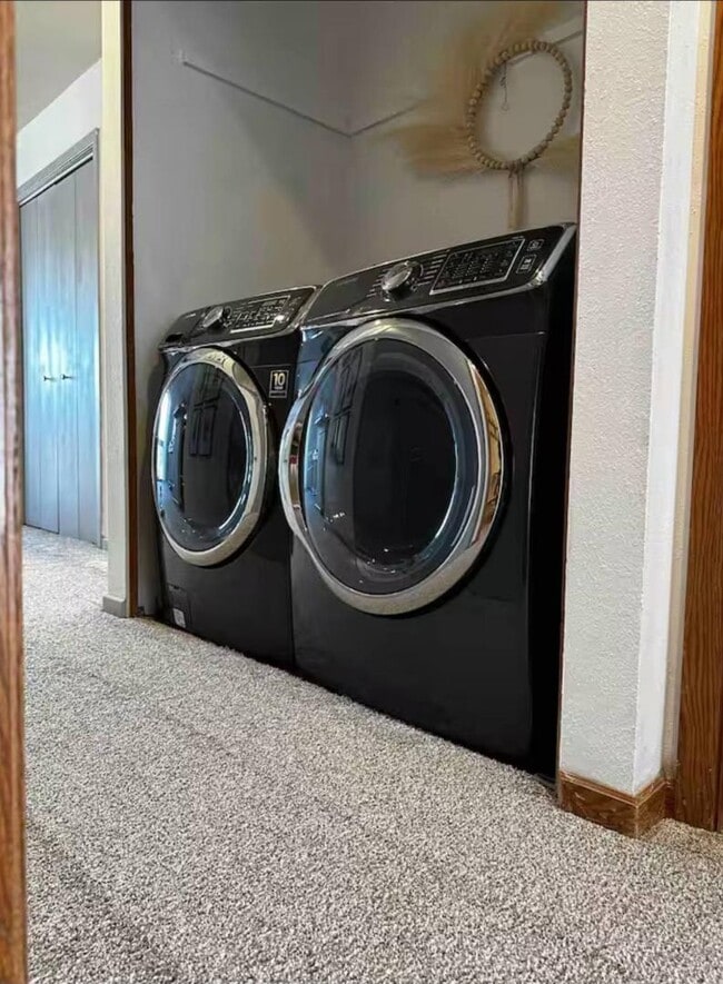 Building Photo - 385 Explorer Ct