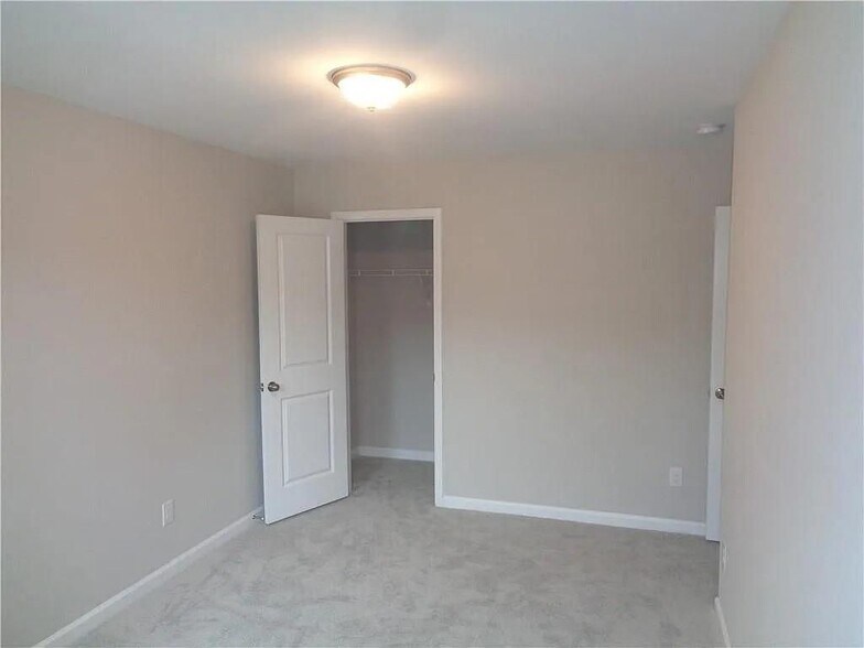 Building Photo - 669 Lansing Grove Way